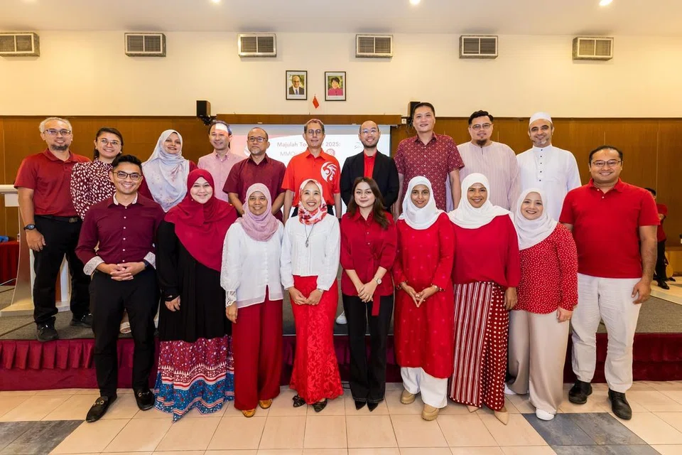 Pemangku Menteri Bertanggungjawab bagi Ehwal Masyarakat Islam, Profesor Madya Dr Muhammad Faishal Ibrahim (barisan belakang, enam dari kiri) bersama wakil badan-badan Melayu/Islam (MMO) tempatan di majlis Memperingati Hari Kebangsaan (NDO) yang diadakan di OnePeople.sg di Toa Payoh pada 8 Ogos anjuran PPIS dan tujuh MMO yang lain. Tujuh MMO tersebut adalah Dewan Perniagaan dan Perusahaan Melayu Singapura (DPPMS), Persatuan Ulama dan Guru-Guru Agama Islam Singapura (Pergas), Pertapis, New Life Stories (NLS), Muhammadiyah, AMP Singapura, dan Casa Raudha.