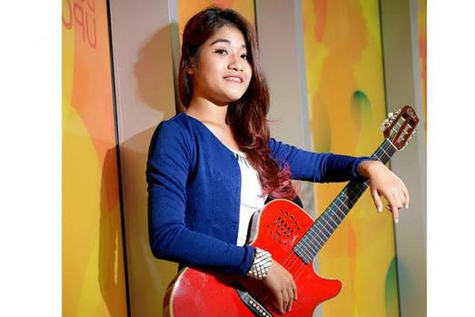 BERBAKAT MAIN BERMACAM ALAT MUZIK: Bakat baru SRC, Qierra, boleh memetik gitar dan ukulele, meniup saksofon dan menggesek biola. - Foto TUKIMAN WARJI
