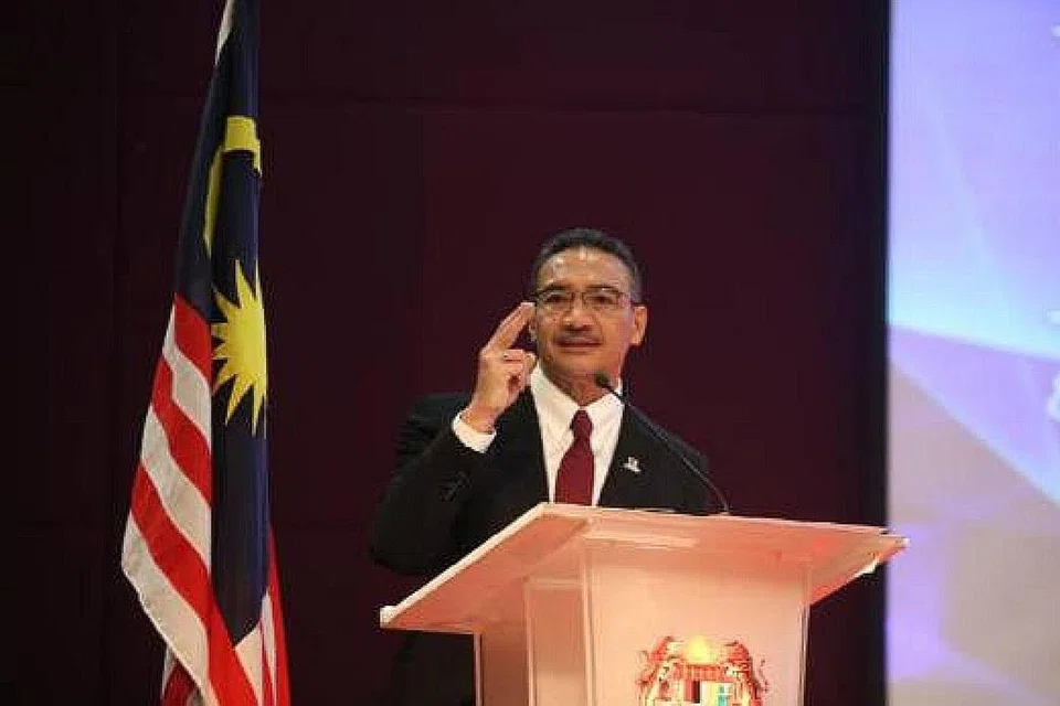 TURUT DAPAT PERHATIAN: Antara mereka yang dinamakan layak menjadi jawatan Perdana Menteri Malaysia ialah Datuk Seri Mohamad Azmin, Tan Sri Muhyiddin, Datuk Seri Hishammuddin Seri (atas), Tengku Razaleigh. - Foto fail, AFP