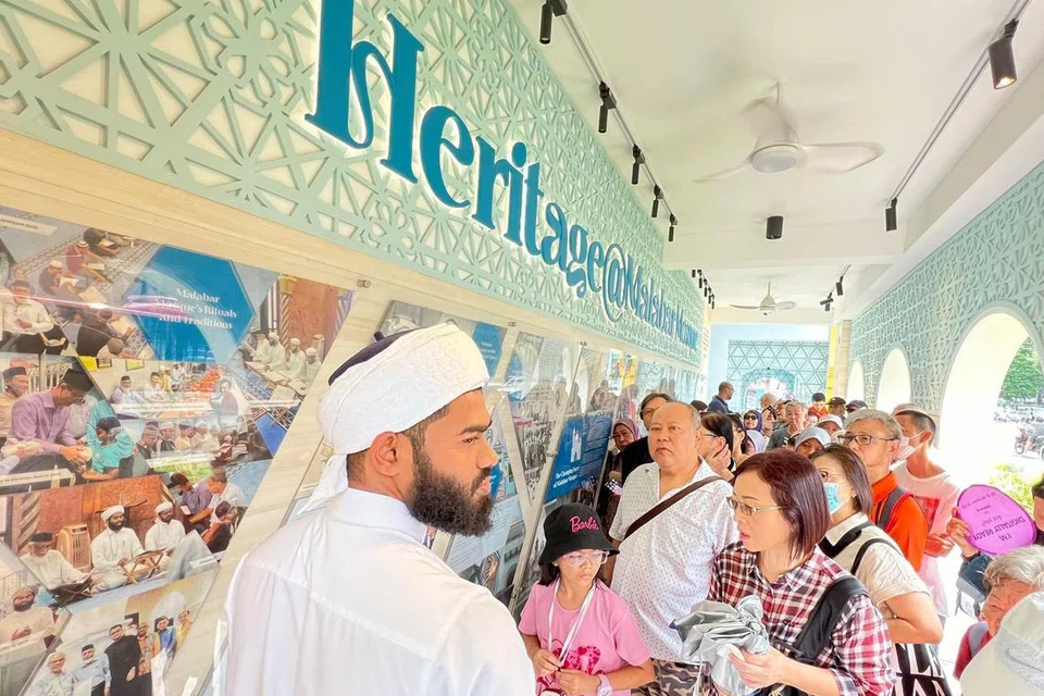 Pegawai dakwah dan imam Masjid Malabar, Ustaz Umarulfarook Hudawi Al-Hafiz (kiri), memberi penerangan kepada pengunjung tentang galeri penceritaan warisan Masjid Malabar.