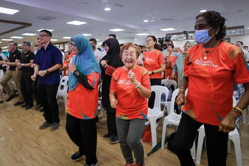 AKTIF: Warga emas melakukan senaman kerusi dan aktiviti menari di Pusat Penuaan Aktif Kesihatan NTUC di Bukit Batok, pada 16 November 2023. 