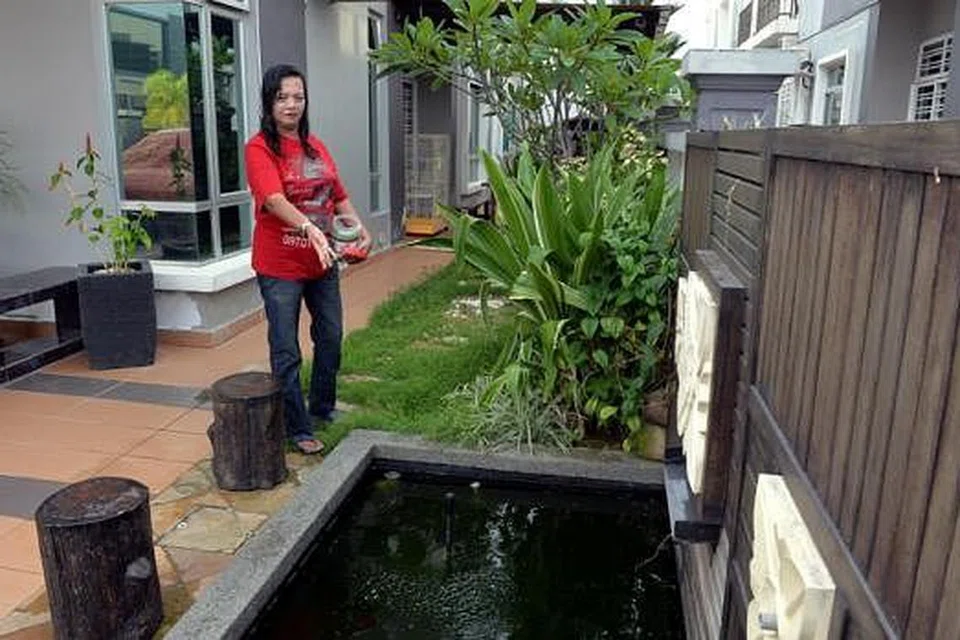 JOHOR JADI RUMAH: Cik Suzannah yang berpindah ke Kempas Heights, Taman Kempas Indah, di Iskandar, Johor, selepas menjual flatnya di Jurong East beberapa tahun lalu rasa senang dan merancang terus bersara di sana.