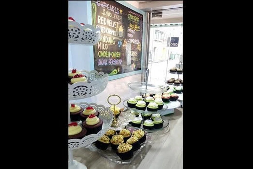 UNIK: Julie Bakes menyediakan pelbagai jenis kek cawan yang mempunyai perisa unik seperti pengat pisang, onde-onde, badak berendam, kuih koci dan kuih bakar berlauk. - Foto KULINARY AFFAIRS 