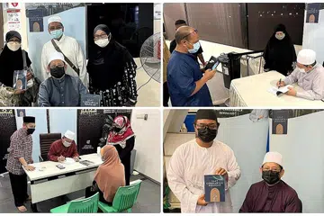 SESI TANDA TANGAN OLEH PENULIS: Sesi tanda tangan buku 'Saat Cakerawala Bersujud' oleh penulisnya, Ustaz Dr Mohamed Fatris Bakaram, diadakan di lima masjid di sepanjang bulan Ramadan ini selepas solat tarawih. - Foto-foto MASJID DARUL MAKMUR.