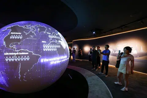 Zon pertama, ‘Satu Lagi Bab Penting Bagi Singapura’, mempamerkan sejarah perkembangan Lapangan Terbang Changi sejak pembukaannya pada 1980-an. Glob setinggi 2.7 meter turut menerangkan sebab di sebalik pembinaan T5 serta manfaatnya kepada industri penerbangan melalui animasi yang imersif.