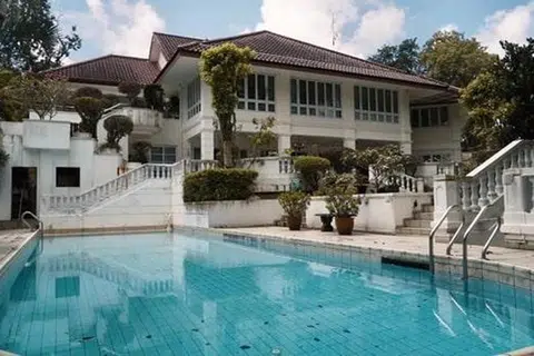 DIJUAL UNTUK DAPATKAN BALIK HUTANG: Banglo di Bukit Timah milik pengasas firma dagangan minyak Hin Leong Trading, Lim Oon Kuin, dijual pada harga hampir $26.5 juta. 