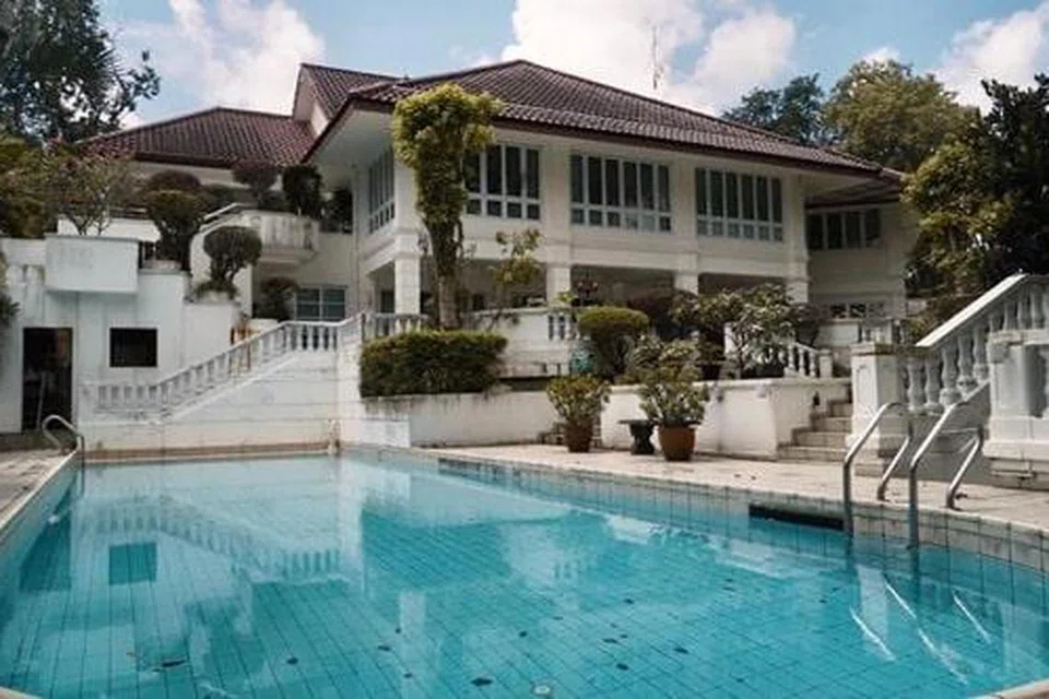 DIJUAL UNTUK DAPATKAN BALIK HUTANG: Banglo di Bukit Timah milik pengasas firma dagangan minyak Hin Leong Trading, Lim Oon Kuin, dijual pada harga hampir $26.5 juta. 