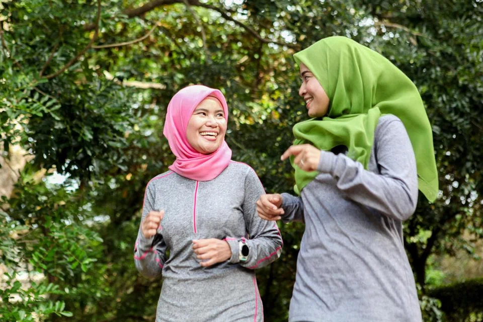Sebenarnya, sasaran 10,000 langkah sehari itu juga bukan berdasarkan kajian sains, sebaliknya ia berasal daripada kempen pemasaran di Jepun pada 1960-an bagi sebuah alat pengira langkah komersial pertama di dunia yang dinamakan manpo-kei, atau ‘meter 10,000 langkah’.