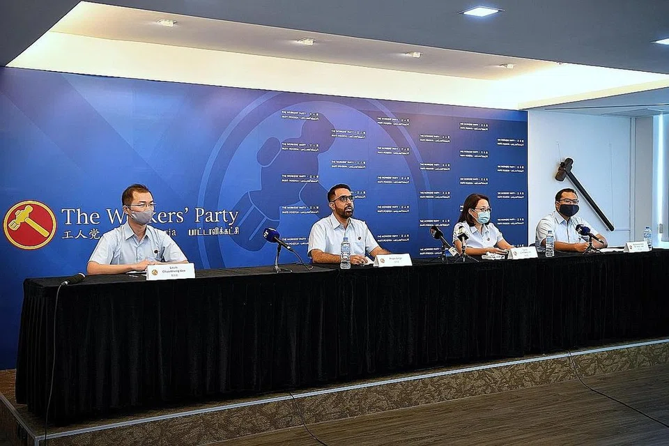 CALON BARU WP: Encik Azhar (paling kanan) dan Encik Chua (paling kiri) diperkenal sebagai antara calon baru WP oleh Encik Singh dan pengerusi parti itu, Cik Sylvia Lim, menerusi satu sidang video dengan media semalam. - Foto BH oleh KUA CHEE SIONG