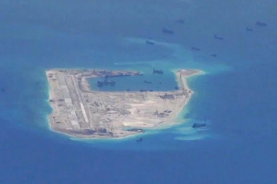Gambar fail dari video Tentera Laut Amerika Syarikat ini menunjukkan apa yang dikatakan kapal pengerukan China di perairan sekitar Terumbu Fiery Cross Reef di Kepulauan Spratly di Laut China Selatan yang dipertikai.
