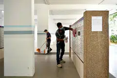 JALANI SWAB:(atas) Penduduk di blok 506 Hougang Ave 8 menjalani ujian swab yang wajib sementara pekerja pembersihan menjalankan usaha menyahjangkit kotak surat di kolong blok 506 Hougang Ave 8 semalam. -Foto BH oleh LIM YAOHUI