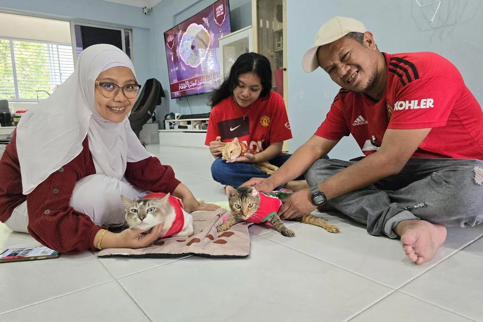 Cik Juliana Mohamed (kiri) bersama anak dan suaminya bantu selamatkan anjing yang terikat di tiang di tengah panas selama sejam lebih.