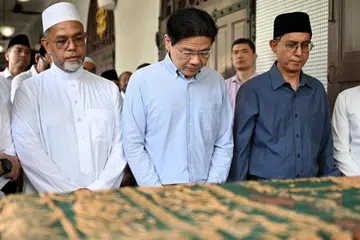 Antara pemimpin masyarakat yang hadir untuk memberi penghormatan terakhir sebelum solat jenazah mantan Mufti Allahyarham Ustaz Syed Isa Semait (gambar sisipan) di Masjid Sultan pada 7 Julai adalah Perdana Menteri, Encik Lawrence Wong (tengah); Pemangku Menteri Bertanggungjawab bagi Ehwal Masyarakat Islam, Profesor Madya Dr Muhammad Faishal Ibrahim (kanan); dan menantu Allahyarham, Ustaz Syed Mustafa Alsagoff (kiri).