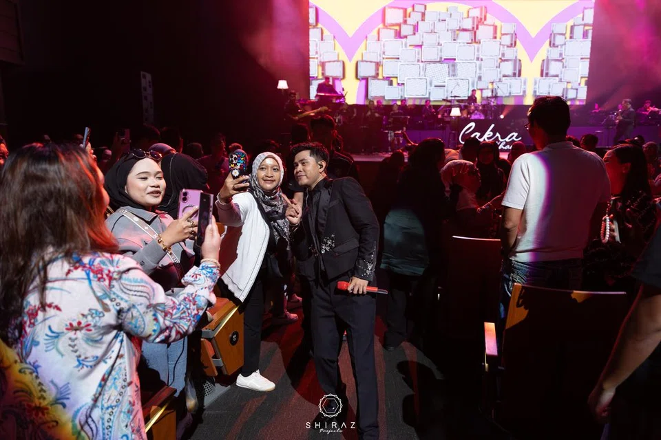 Cakra Khan (tengah) sempat bergambar dan berinteraksi sewaktu konsert solonya di Singapura pada 18 Julai. 