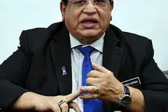 DATUK SERI TENGKU ADNAN TENGKU MANSOR:Hadapi tuduhan terima rasuah erjumlah RM3 juta berhubung pembelian tanah bagi pembinaan rumah mampu milik pada 2013 dan 2016. - Foto CHINA PRESS