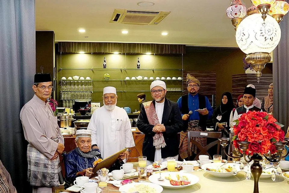 BANYAK SUMBANGAN: Allahyarham Ustaz Mohamed Idris (gambar atas, dua dari kiri) banyak berjasa kepada masyarakat Islam sepanjang hayatnya termasuk dalam sektor madrasah dan pembangunan keluarga. Bersama beliau dalam gambar ialah (dari kiri) Pengarah Pusat Pendidikan Jamiyah, Dr Hussin Mutalib; mantan Mufti, Syed Isa Semait; dan Presiden Pergas, Ustaz Hasbi Hassan. - Foto ihsan PERGAS