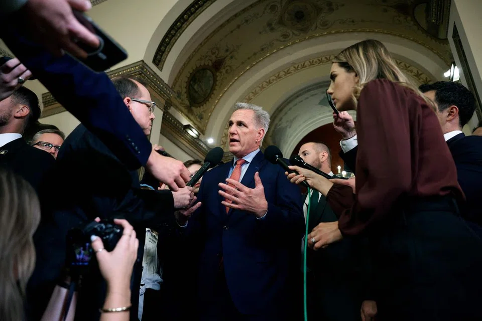 ELAK PENUTUPAN: Speaker Dewan Perwakilan, Encik Kevin McCarthy (tengah) berhenti seketika untuk bercakap kepada  pemberita semasa menuju ke Dewan Capitol pada Rabu untuk mencari jalan perundangan bagi menghalang pentadbiran persekutuan Amerika daripada ditutup. 