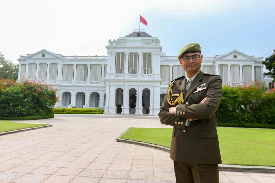 TETAPKAN STANDARD TINGGI: Mejar (Bersara) Ridzwan Abu Bakar berpakaian uniform SAF Nombor 5, lengkap dengan pingat dan lencana di dadanya di luar bangunan Istana Singapura.