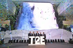 PEMBUKAAN SEMULA: Tetamu terhormat, Menteri Kanan merangkap Menteri Penyelarasan Keselamatan Negara, Encik Teo Chee Hean (tengah), merasmikan pembukaan semula Terminal 2 Lapangan Terbang Changi pada Rabu.