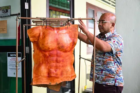 Arca yang dibuat daripada kulit ini pula melambangkan betapa lemah dan rapuh badan kita, jelas Encik Mohammad Razib Samsudin.