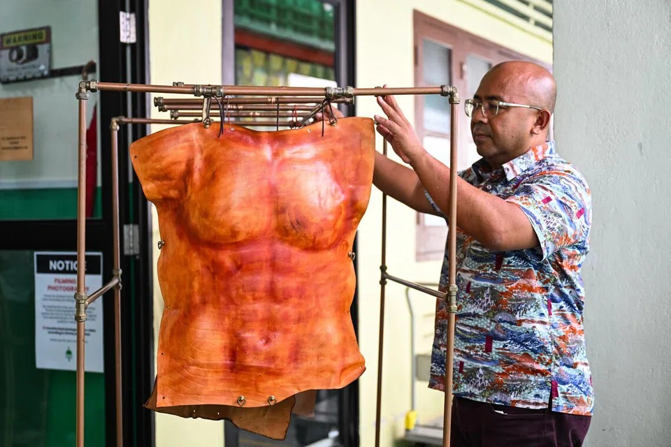 Arca yang dibuat daripada kulit ini pula melambangkan betapa lemah dan rapuh badan kita, jelas Encik Mohammad Razib Samsudin.