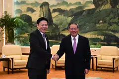 PERKUKUH HUBUNGAN: Timbalan Perdana Menteri, Encik Lawrence Wong (kiri), bertemu dengan Perdana Menteri China, Encik Li Qiang, di Dewan Besar Rakyat di Beijing pada 6 Disember.