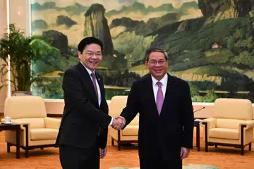 PERKUKUH HUBUNGAN: Timbalan Perdana Menteri, Encik Lawrence Wong (kiri), bertemu dengan Perdana Menteri China, Encik Li Qiang, di Dewan Besar Rakyat di Beijing pada 6 Disember.