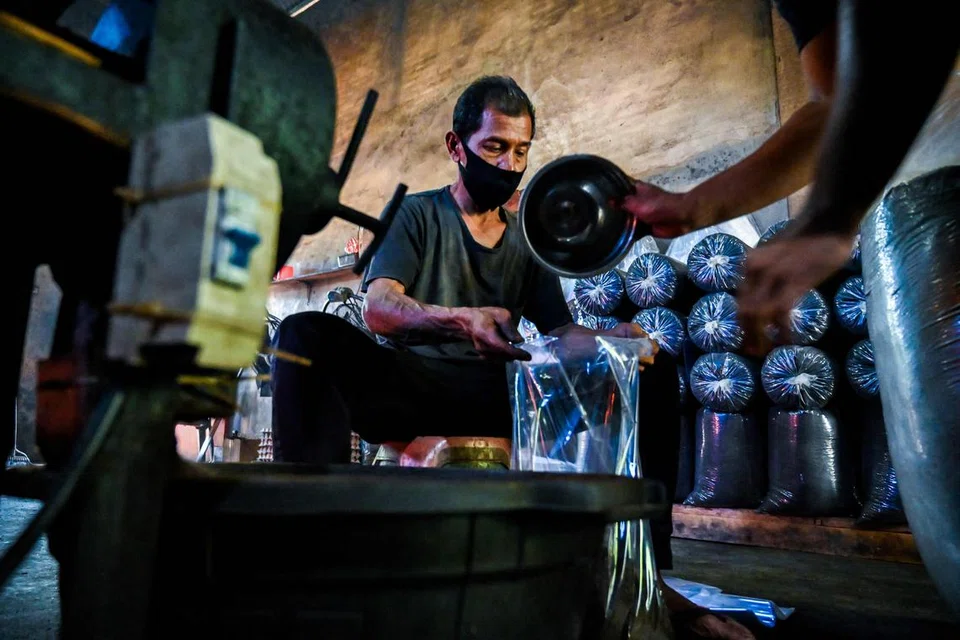 Kegiatan ‘ngopi’, atau menghirup kopi, yang rancak di Banda Aceh mencerminkan ekonominya yang terus berkembang. Gambar menunjukkan  pekerja sibuk membungkus biji kopi jenis robusta yang telah siap dipanggang menerusi kaedah tradisional Aceh di Krueng Baroja Jaya, di pinggir Banda Aceh.
