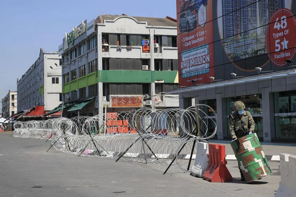 DILANJUTKAN: Seorang askar Tentera Diraja Malaysia mendirikan sekatan di kawasan pasar borong Selayang di Kuala Lumpur pada 21 April 2020 untuk usaha pemantauan Covid-19. - FOTO: EPA-EFE/FAZRY ISMAI