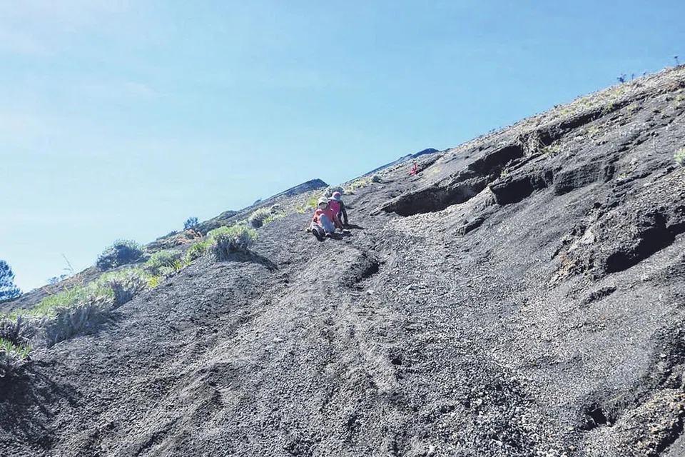 JANJI SELAMAT: Tak bisa merangkak, aku mengesot... - Foto PENGEMBARA EMAS