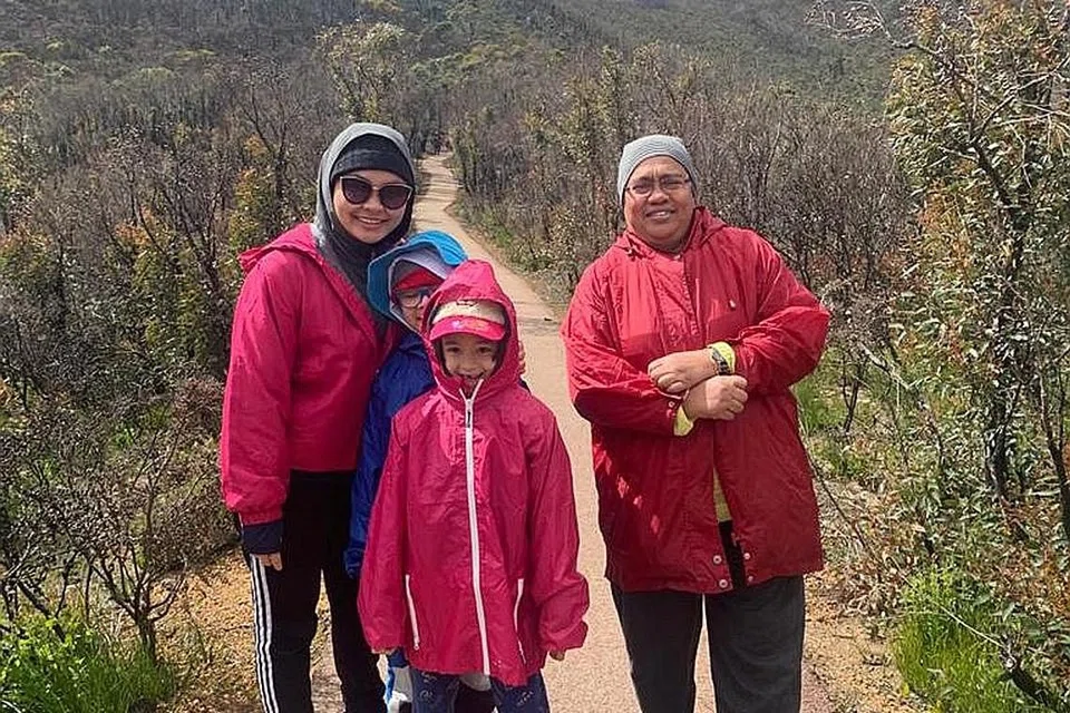 SUDAH SEDEKAD DI RANTAUAN: Cik Nadiah, bergambar bersama mak ciknya dan rakan keluarganya, sudah menetap di Australia selama sedekad dan berharap dapat mendidik pelajarnya untuk saling memahami kaum berbeza. - Foto ihsan NADIAH MUHAMAD NASIR