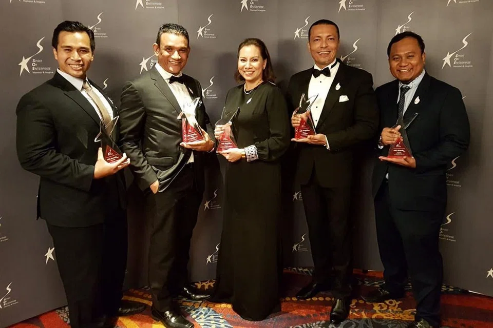 DIIKTIRAF: Antara pemenang anugerah Semangat Keusahawanan termasuk (dari kiri) CEO Riverwood Pte Ltd, Encik Muhammad Syafiq; pengarah Crave Foods Pte Ltd, Encik Abdul Malik; pengarah tajaka Ilham Childcare Pte Ltd, Cik Shahidah; pengarah urusan syarikat penganjur acara ERS Asia Pte Ltd, Encik Ryan Alsagoff dan pengarah urusan Imtidad Employment Solutions Pte Ltd, Encik Muhammed Zacree. - Foto SOE