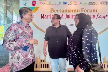 Pemangku Menteri Bertanggungjawab bagi Ehwal Masyarakat Islam, Profesor Madya Muhammad Faishal Ibrahim (kiri), berkongsi pendapat dengan Encik Amir Zaki Zainal (tengah) dan Cik Nursyahidah Abdul Rahim, selepas Forum ‘Bersamamu’ anjuran Pejabat Pendaftaran Pernikahan Orang Islam (ROMM) di Singapore Expo pada 1 Jun.
