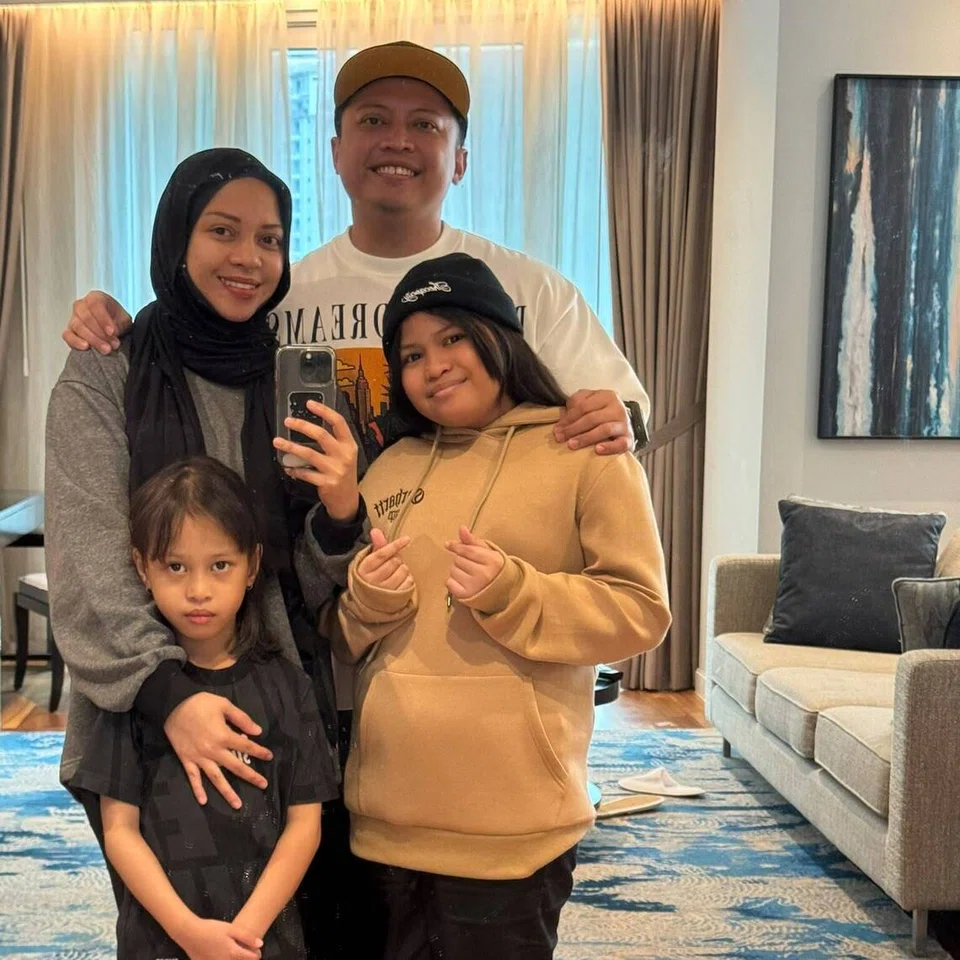 Hasrat untuk menjadi lebih cergas demi keluarga mendorong Encik Aidil mengubah gaya hidupnya. Bersama beliau dalam gambar ialah (mengikut arah jam dari kanan) anak-anaknya, Aneesa Muhammad Aidil dan Adeena Muhammad Aidil, serta isterinya, Cik Siti Juleiha Ishak.