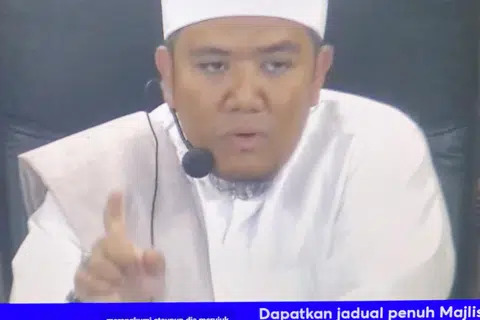 WADAH PENTING CERITAKAN KELEBIHAN NABI: Contoh-contoh yang baik daripada Rasulullah saw tidak akan dapat diteladani masyarakat kalau tidak diketengahkan oleh asatizah menerusi wadah-wadah tertentu, antaranya adalah dengan mengadakan majlis Maulud. Gambar menunjukkan Ustaz Irwan Hadi Mohd Shuhaimy menyampaikan ceramah bertajuk Syafaat Rasulullah saw buat Pendosa dalam ‘Majlis Cinta Rasul’ yang diadakan di Masjid Al-Istighfar pada 26 September.