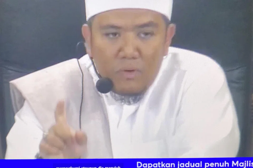 WADAH PENTING CERITAKAN KELEBIHAN NABI: Contoh-contoh yang baik daripada Rasulullah saw tidak akan dapat diteladani masyarakat kalau tidak diketengahkan oleh asatizah menerusi wadah-wadah tertentu, antaranya adalah dengan mengadakan majlis Maulud. Gambar menunjukkan Ustaz Irwan Hadi Mohd Shuhaimy menyampaikan ceramah bertajuk Syafaat Rasulullah saw buat Pendosa dalam ‘Majlis Cinta Rasul’ yang diadakan di Masjid Al-Istighfar pada 26 September.