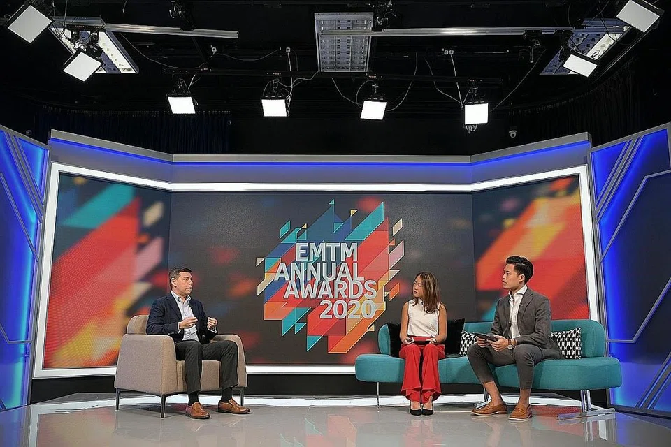 TERUSKAN USAHA PENYAMPAIAN BERITA: Editor The Straits Times merangkap Ketua Editor Kumpulan Media Inggeris, Melayu dan Tamil (EMTM), SPH, Encik Warren Fernandez (kiri) di majlis penyampaian anugerah semalam. - Foto BH oleh NG SOR LUAN