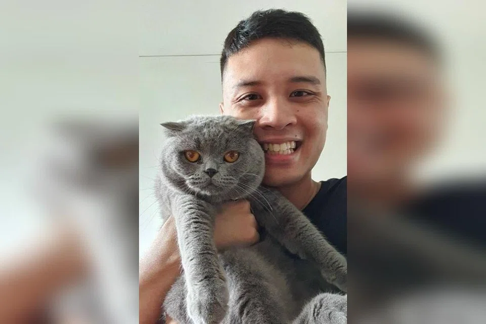 KUCING KESAYANGAN: Pemilik Encik Amir Haikel kelihatan bergambar dengan Rizqi.