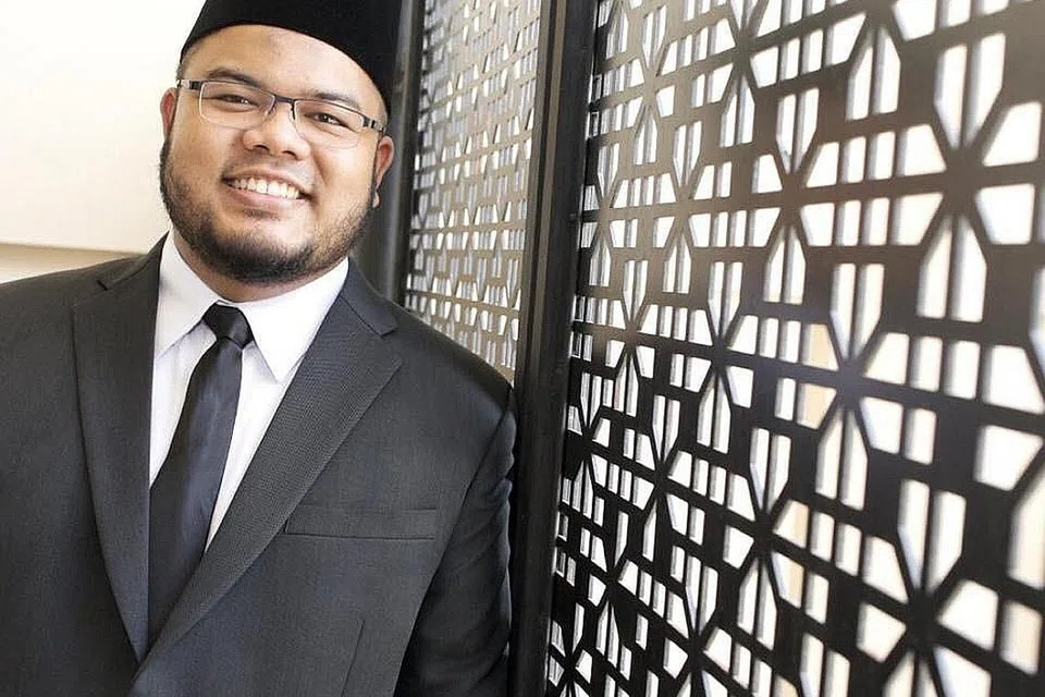 Ustaz Khairul Anwar Mohamed Aznan (gambar atas)