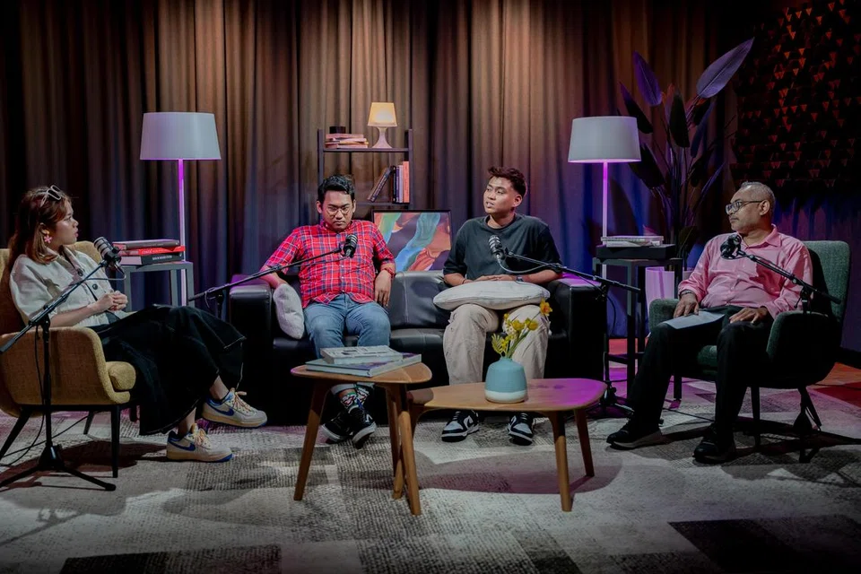 (Dari kiri) Hos undangan NoTapis yang juga pempengaruh, Cik Pamela Lee Nur Shuhadah bersama tetamunya, Encik Danial Iskandar Azeman, Encik Muhammad Aqil Danish Helmi dan Encik Shaikh Loqman Shaikh Hasan dalam episod 3 siri vodcast Berita Harian bersama Biro Narkotik Pusat (CNB) yang mengupas peranan penting keluarga dalam mencegah anak muda daripada penyalahgunaan dadah.