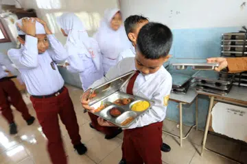 Sekurang-kurangnya 72 kanak-kanak dari empat sekolah berbeza di Duren Sawit, Jakarta Timur, mengalami keracunan selepas mengambil makanan di bawah program makanan berkhasiat percuma.