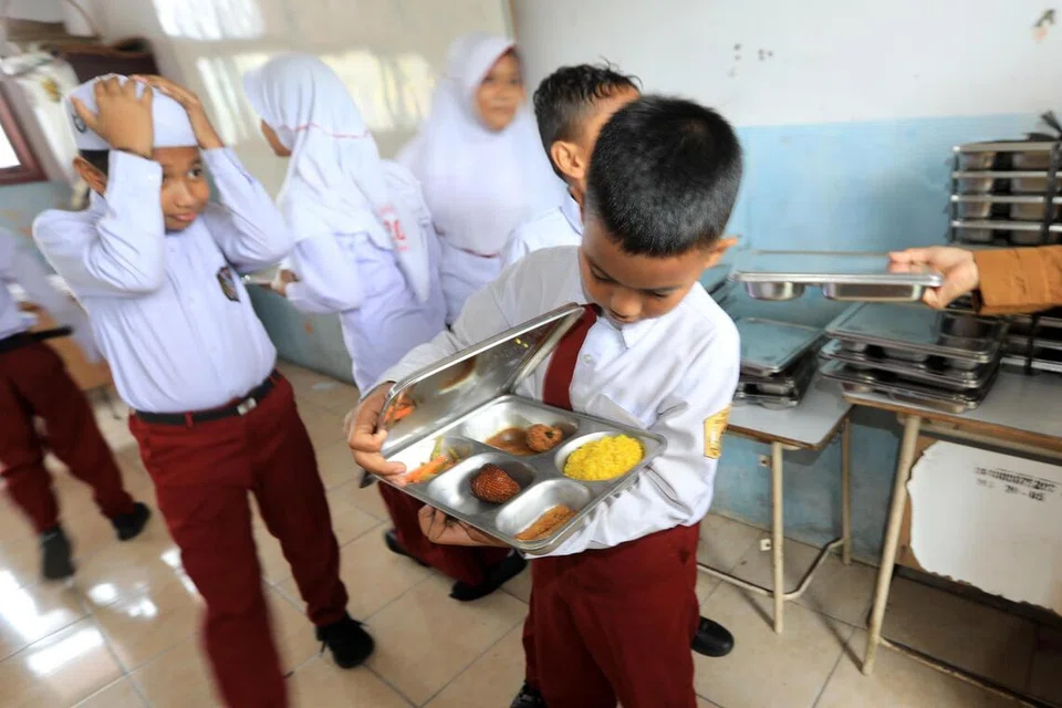 Sekurang-kurangnya 72 kanak-kanak dari empat sekolah berbeza di Duren Sawit, Jakarta Timur, mengalami keracunan selepas mengambil makanan di bawah program makanan berkhasiat percuma.