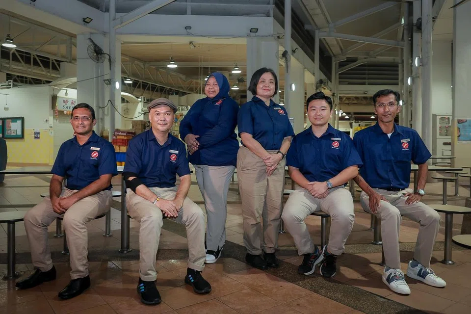 Bakal calon Titik Merah Bersatu (RDU) bagi GRC Jurong East-Bukit Batok (dari kiri) Encik Harish Mohanadas, Encik Ben Puah, Cik Liyana Dhamirah, Encik Marcus Neo dan Encik Osman Sulaiman. Calon RDU bagi SMC Jurong Central ialah Cik Emily Woo (tiga dari kanan).