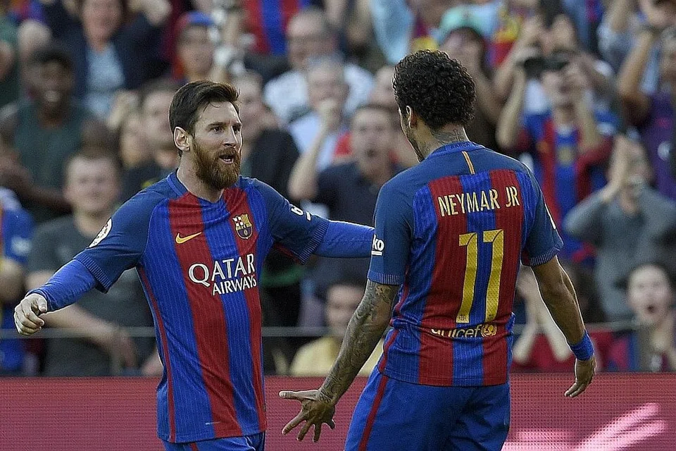 LEGA: Pemain penyerang Barcelona Lionel Messi (kiri) dan Neymar selepas menjaringkan gol dalam perlawanan menentang Villarreal FC. - Foto AFP