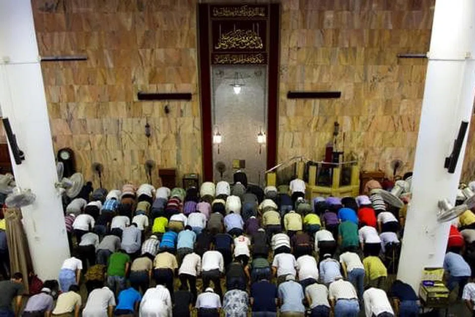 TARIKAN IBADAH: Bagi jemaah tetap seperti pesara, Haji Maser Mansor, 67 tahun, solat Terawih sebanyak 20 rakaat yang diadakan di Masjid Al-Falah di Orchard Road, memberinya peluang untuk meraih lebih banyak manfaat sepanjang bulan Ramadan. - Foto MASJID AL-FALAH