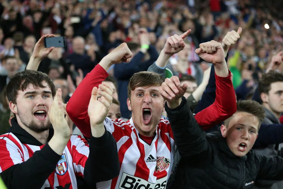 RAI KEMENANGAN: Penyokong Sunderland meraikan kemenangan pasukan itu ke atas Everton untuk kekal terus dalam Liga Perdana. - Foto REUTERS