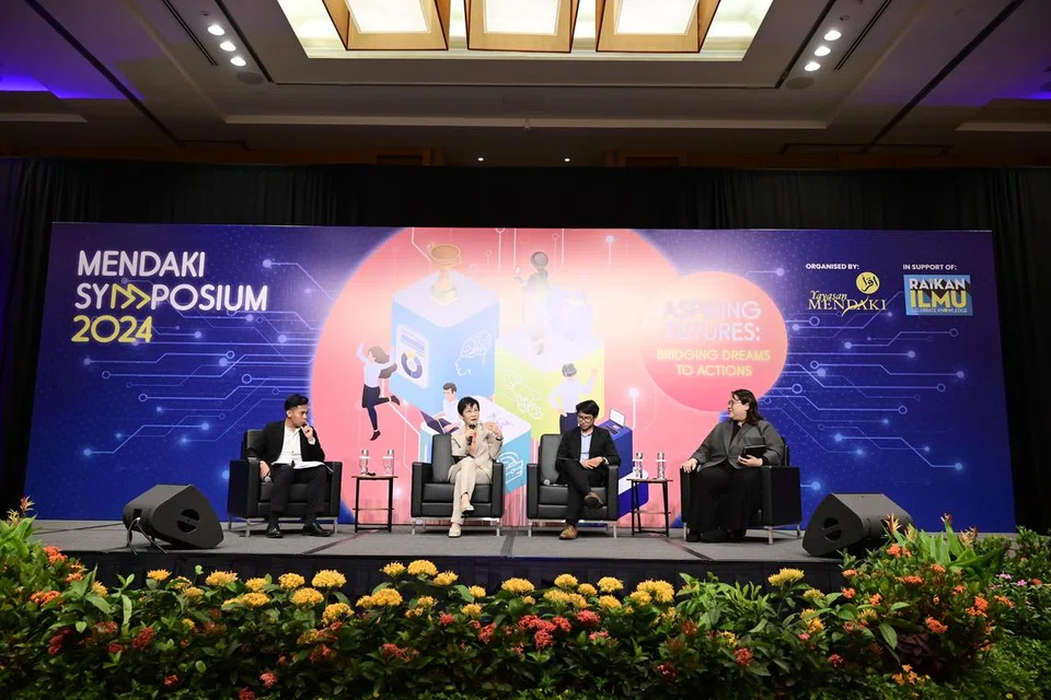 Perbincangan panel semasa Simposium Mendaki bersama Menteri Kemampanan dan Sekitaran, Cik Grace Fu (dua dari kiri) pada 10 Julai. 