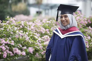 GRADUAN TERBAIK: Cik Tiara yang merupakan graduan terbaik pengajian Bahasa Inggeris di NTU menerima anugerah berprestij, Pingat Emas Lee Kuan Yew. Beliau mengetahui lima bahasa termasuk Hindi dan Mandarin. - Foto BH oleh ZHANG XUAN