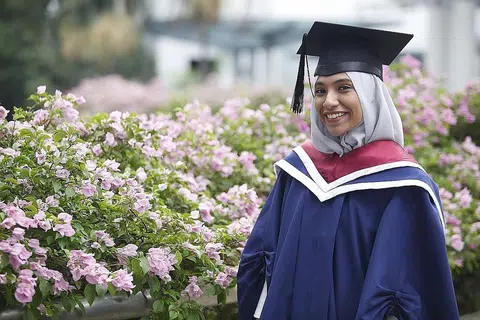 GRADUAN TERBAIK: Cik Tiara yang merupakan graduan terbaik pengajian Bahasa Inggeris di NTU menerima anugerah berprestij, Pingat Emas Lee Kuan Yew. Beliau mengetahui lima bahasa termasuk Hindi dan Mandarin. - Foto BH oleh ZHANG XUAN