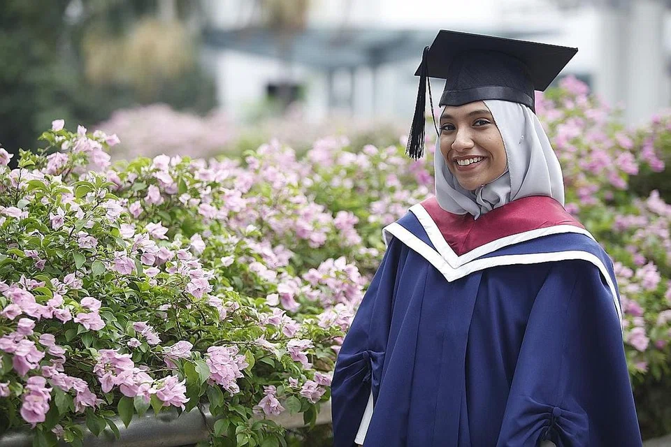 GRADUAN TERBAIK: Cik Tiara yang merupakan graduan terbaik pengajian Bahasa Inggeris di NTU menerima anugerah berprestij, Pingat Emas Lee Kuan Yew. Beliau mengetahui lima bahasa termasuk Hindi dan Mandarin. - Foto BH oleh ZHANG XUAN
